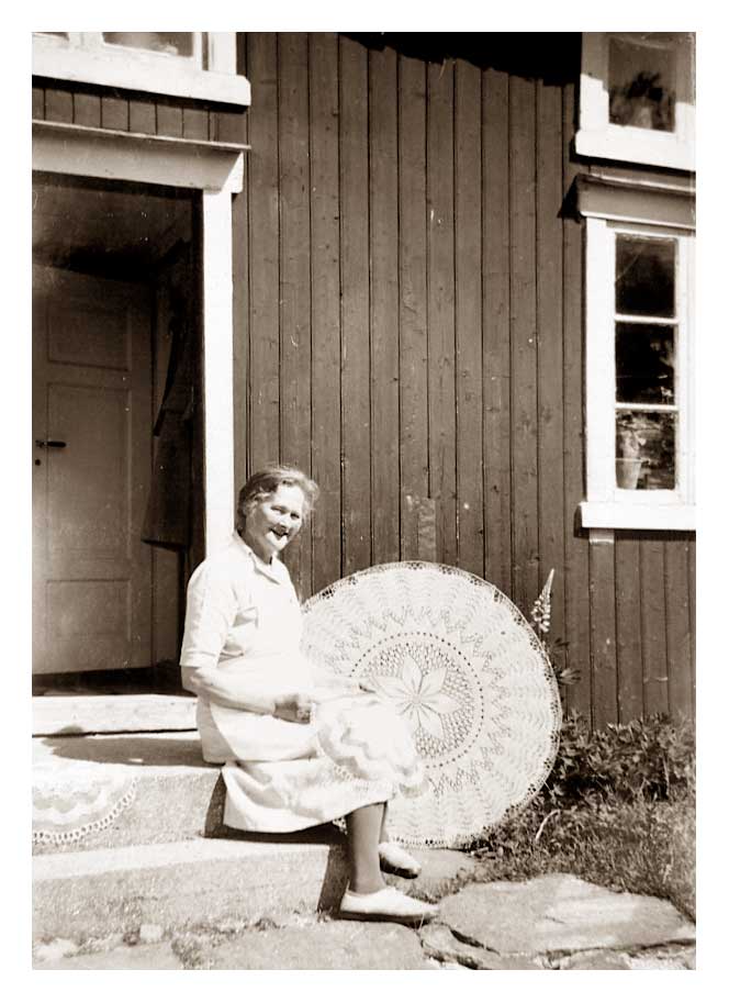 Kathinka p� trappa hjemme p� Grindhaugen